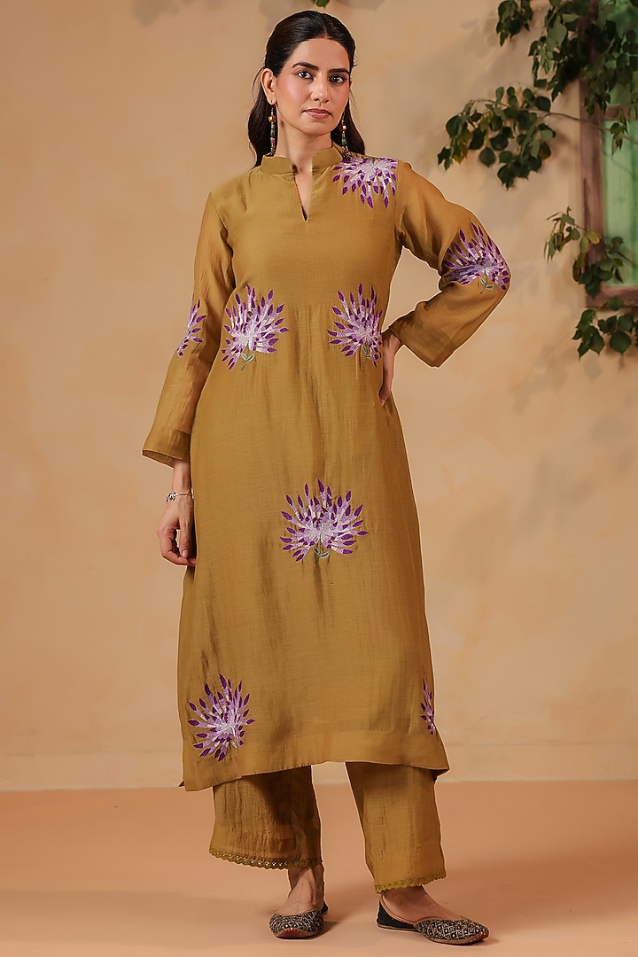 Olive Green Chanderi Machine Embroidered Kurta Set by ANSHU WADHWA at Pernia's Pop Up Shop