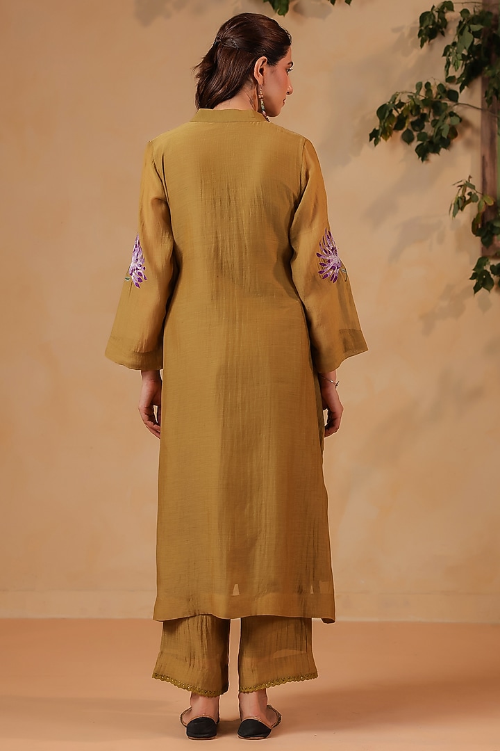 Olive Green Chanderi Machine Embroidered Kurta Set by ANSHU WADHWA at Pernia's Pop Up Shop