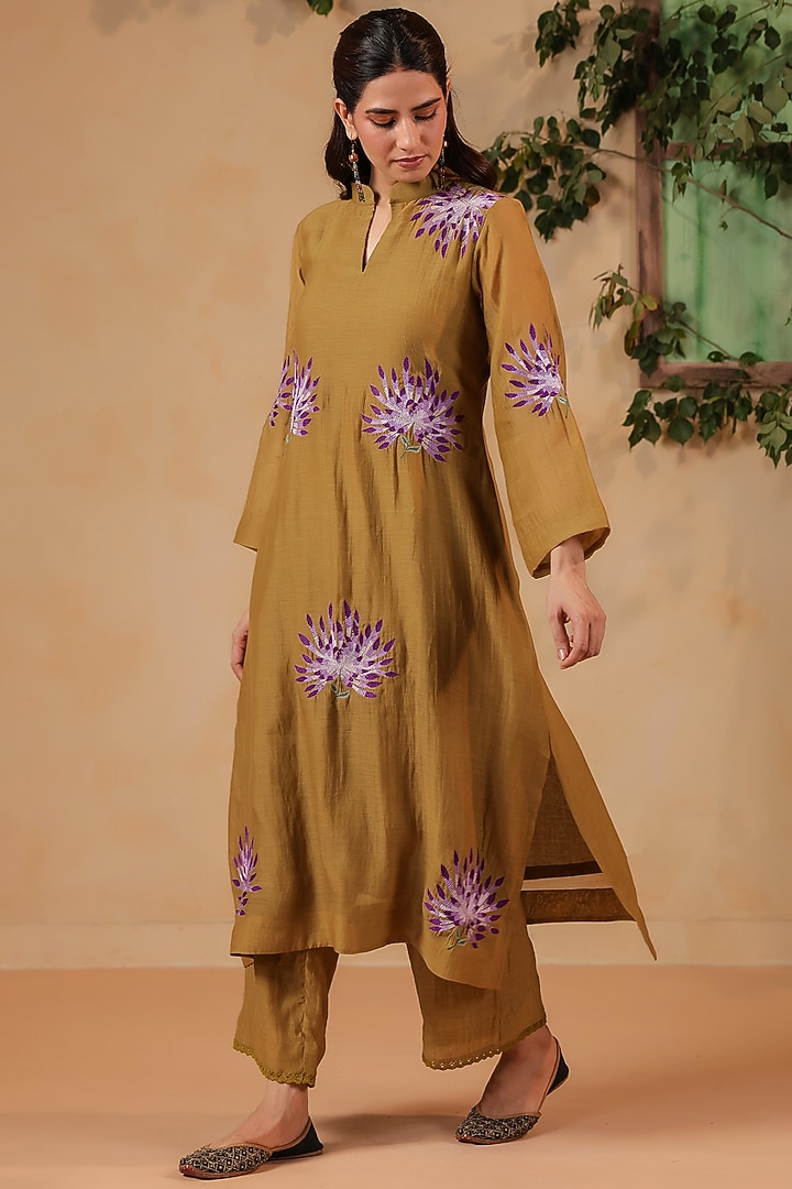 Olive Green Chanderi Machine Embroidered Kurta Set by ANSHU WADHWA at Pernia's Pop Up Shop
