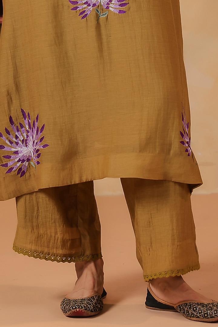 Olive Green Chanderi Machine Embroidered Kurta Set by ANSHU WADHWA at Pernia's Pop Up Shop
