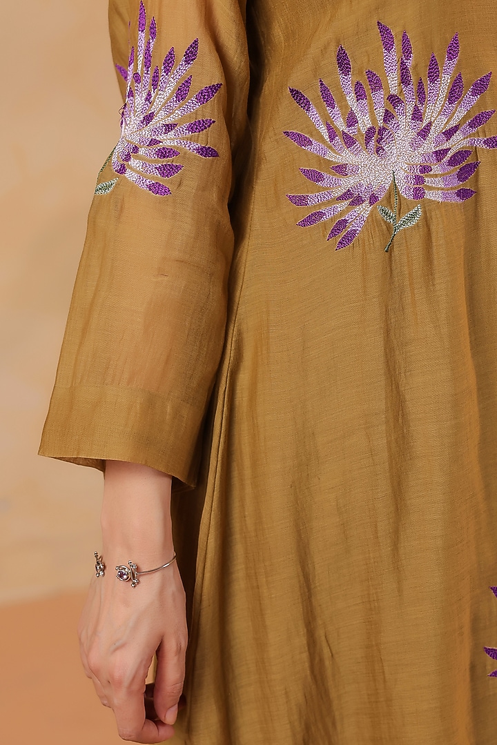 Olive Green Chanderi Machine Embroidered Kurta Set by ANSHU WADHWA at Pernia's Pop Up Shop