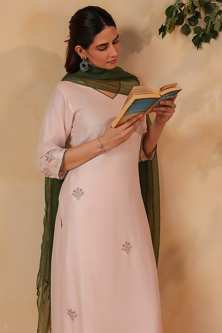 Light Pink Linen Satin Hand Embroidered Kurta Set by ANSHU WADHWA at Pernia's Pop Up Shop