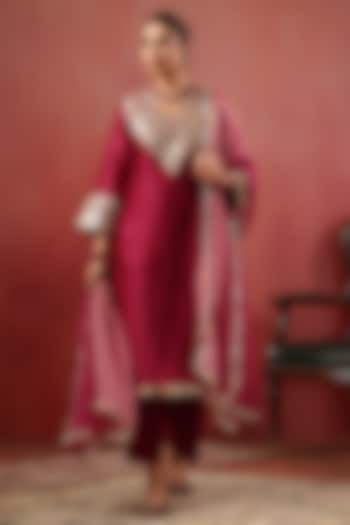 Wine Chanderi Threadwork Kurta Set by ANSHU WADHWA at Pernia's Pop Up Shop