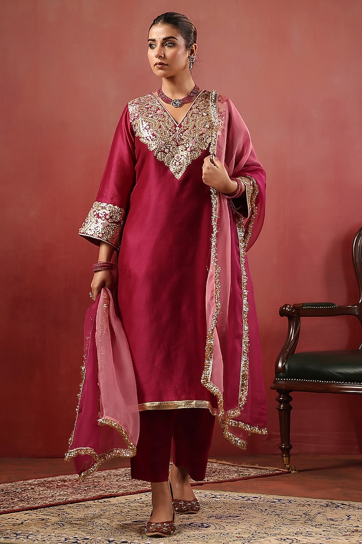 Wine Chanderi Threadwork Kurta Set by ANSHU WADHWA at Pernia's Pop Up Shop