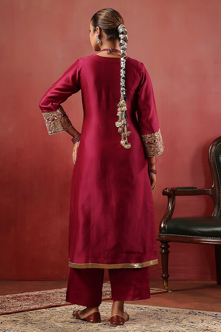 Wine Chanderi Threadwork Kurta Set by ANSHU WADHWA at Pernia's Pop Up Shop