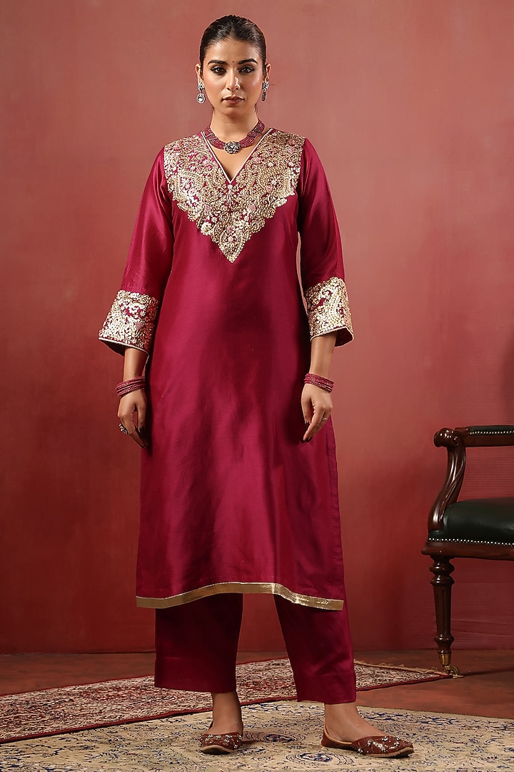 Wine Chanderi Threadwork Kurta Set by ANSHU WADHWA at Pernia's Pop Up Shop