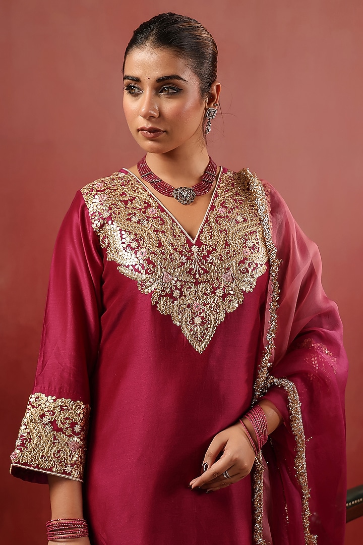 Wine Chanderi Threadwork Kurta Set by ANSHU WADHWA at Pernia's Pop Up Shop