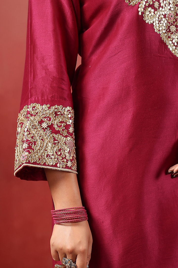 Wine Chanderi Threadwork Kurta Set by ANSHU WADHWA at Pernia's Pop Up Shop