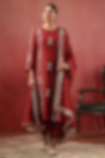 Maroon Chanderi Threadwork Kurta Set by ANSHU WADHWA at Pernia's Pop Up Shop