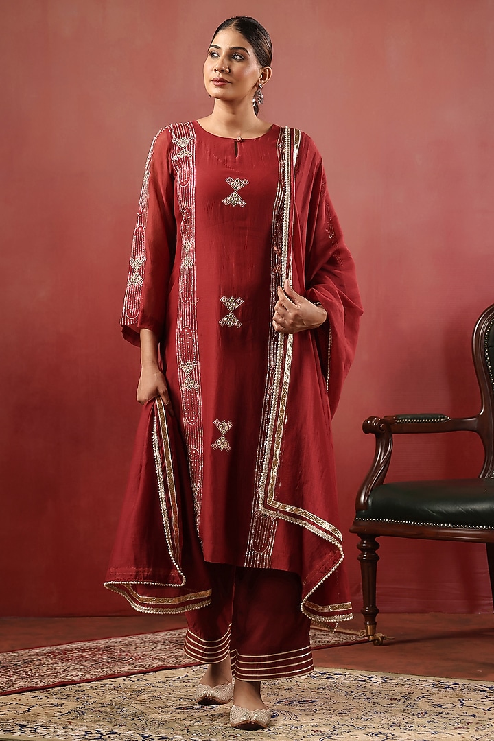 Maroon Chanderi Threadwork Kurta Set by ANSHU WADHWA at Pernia's Pop Up Shop