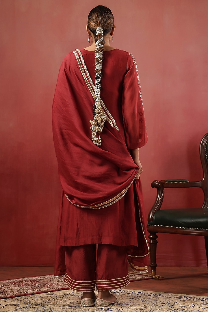 Maroon Chanderi Threadwork Kurta Set by ANSHU WADHWA at Pernia's Pop Up Shop