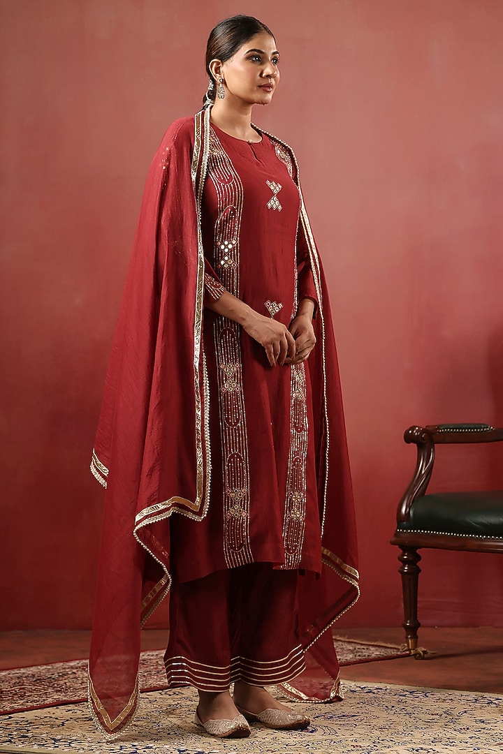 Maroon Chanderi Threadwork Kurta Set by ANSHU WADHWA at Pernia's Pop Up Shop