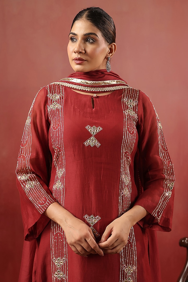 Maroon Chanderi Threadwork Kurta Set by ANSHU WADHWA at Pernia's Pop Up Shop