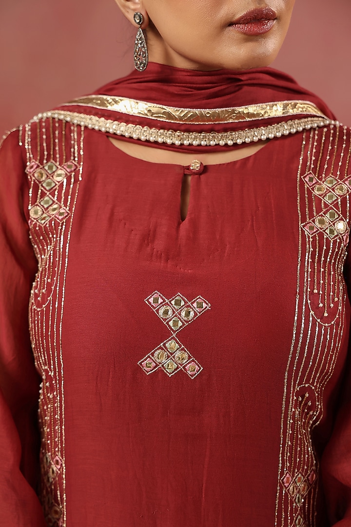 Maroon Chanderi Threadwork Kurta Set by ANSHU WADHWA at Pernia's Pop Up Shop