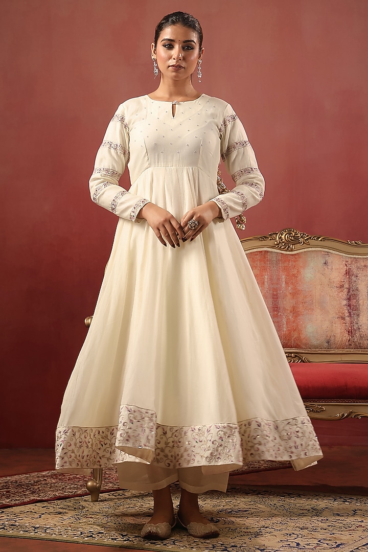 Off-White Chanderi Threadwork Party Wear Anarkali Set by ANSHU WADHWA at Pernia's Pop Up Shop