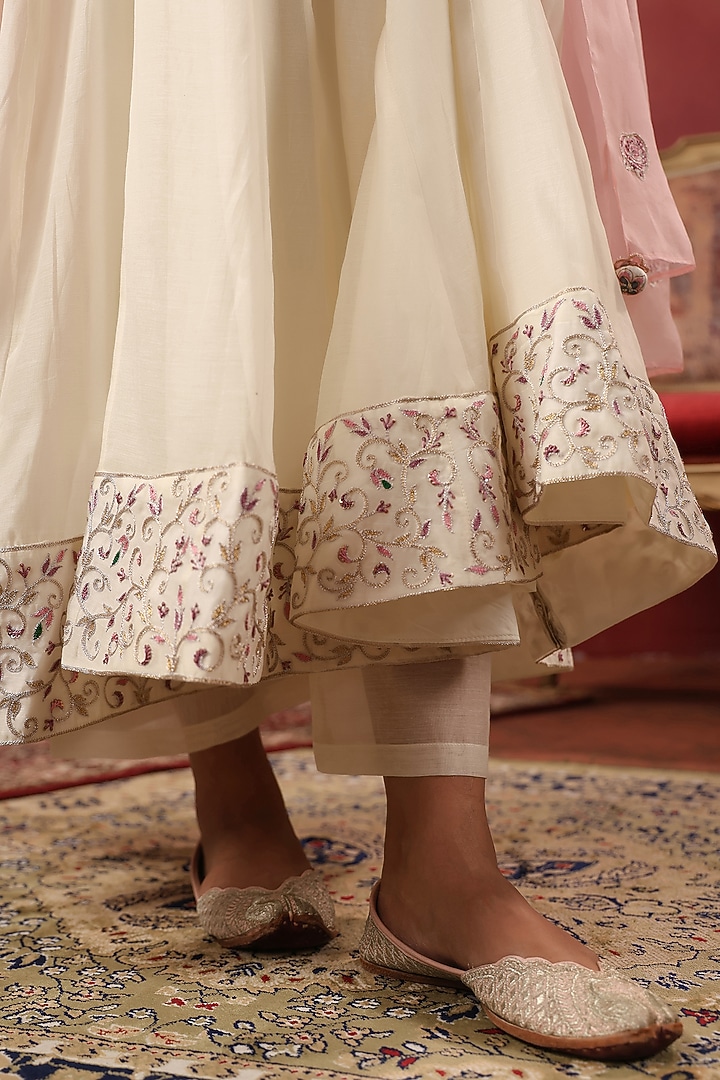 Off-White Chanderi Threadwork Party Wear Anarkali Set by ANSHU WADHWA at Pernia's Pop Up Shop