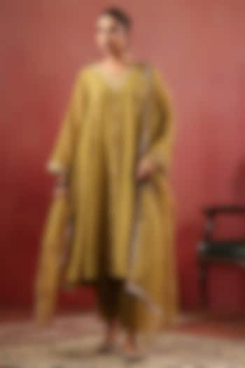 Mehendi Green Chanderi Aari Work Kurta Set by ANSHU WADHWA at Pernia's Pop Up Shop