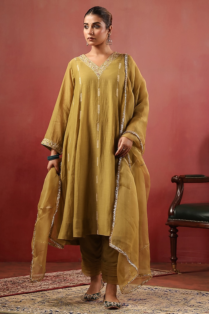 Mehendi Green Chanderi Aari Work Kurta Set by ANSHU WADHWA at Pernia's Pop Up Shop