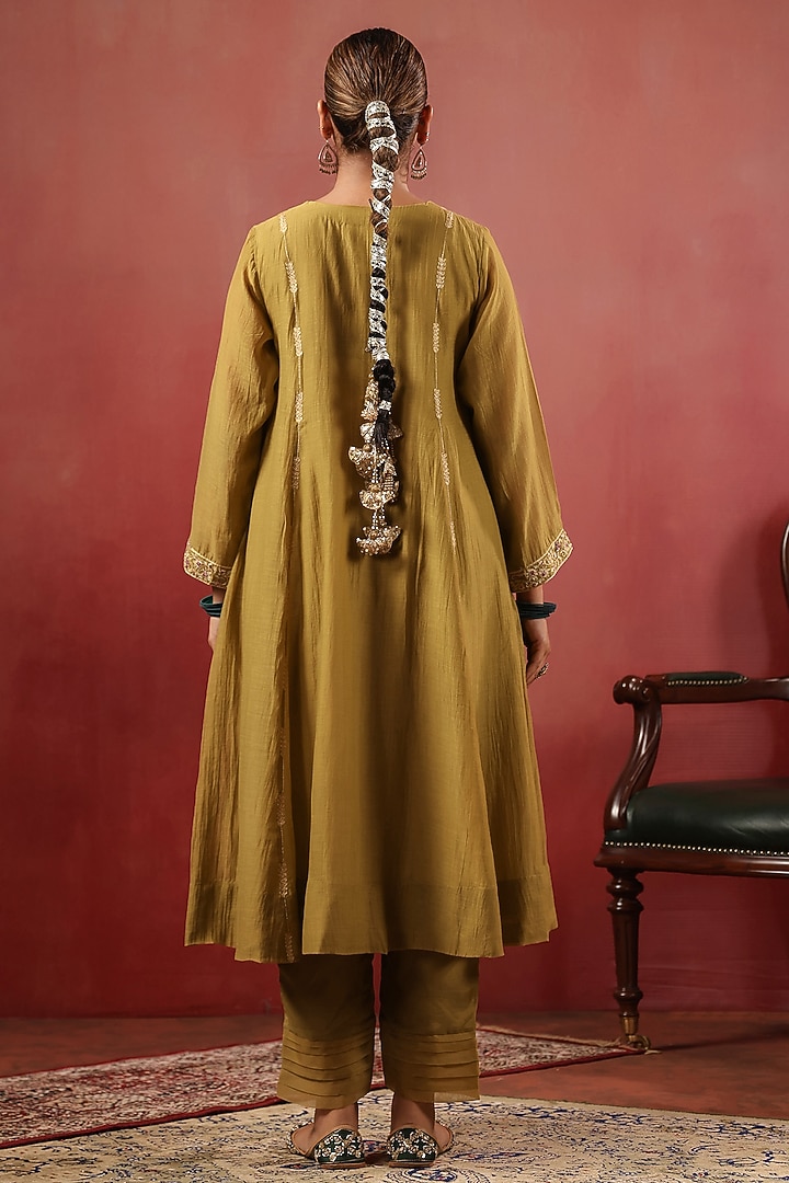 Mehendi Green Chanderi Aari Work Kurta Set by ANSHU WADHWA at Pernia's Pop Up Shop