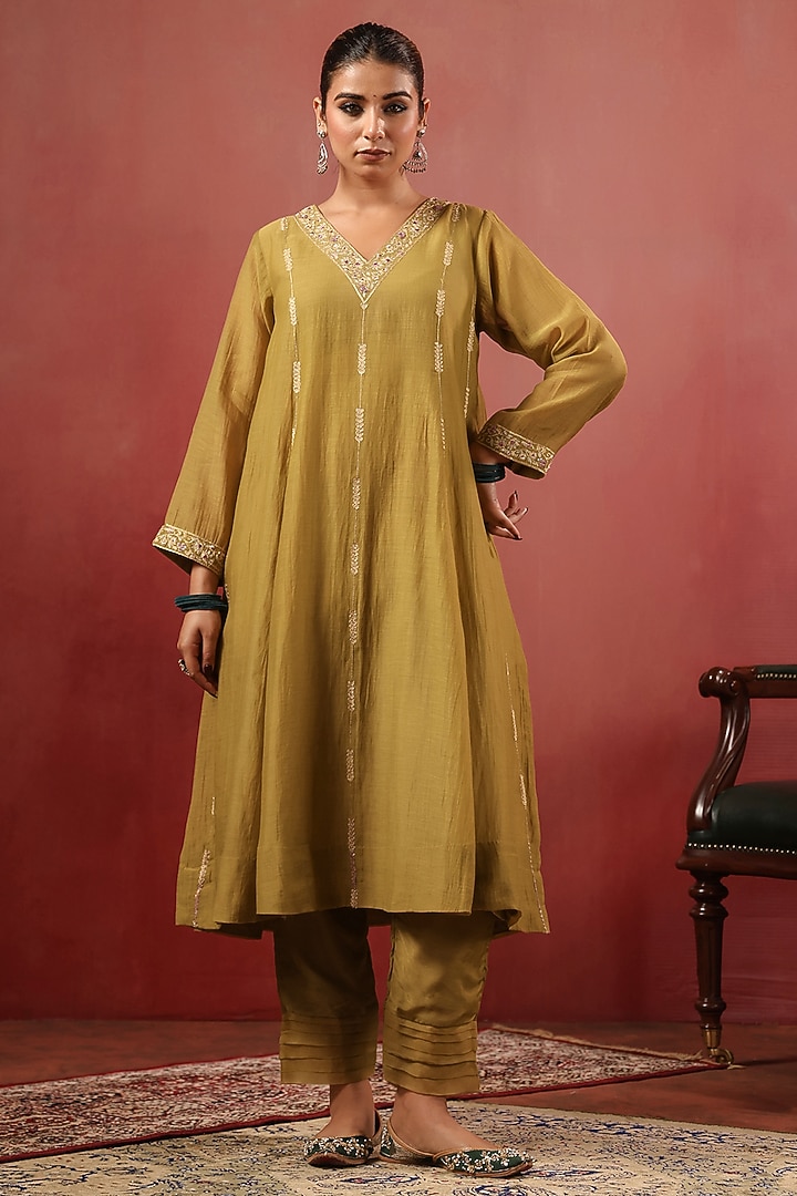 Mehendi Green Chanderi Aari Work Kurta Set by ANSHU WADHWA at Pernia's Pop Up Shop
