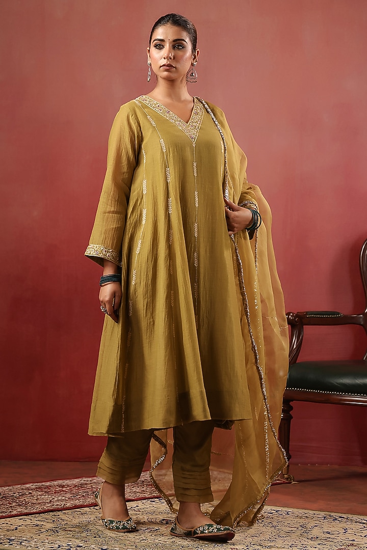 Mehendi Green Chanderi Aari Work Kurta Set by ANSHU WADHWA at Pernia's Pop Up Shop