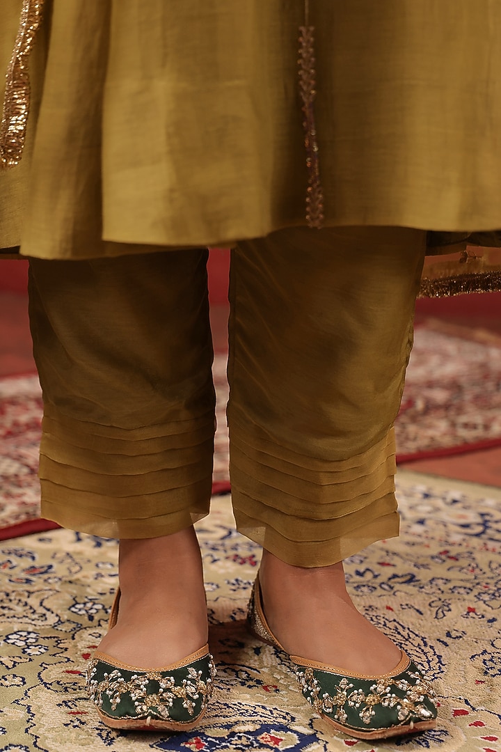 Mehendi Green Chanderi Aari Work Kurta Set by ANSHU WADHWA at Pernia's Pop Up Shop