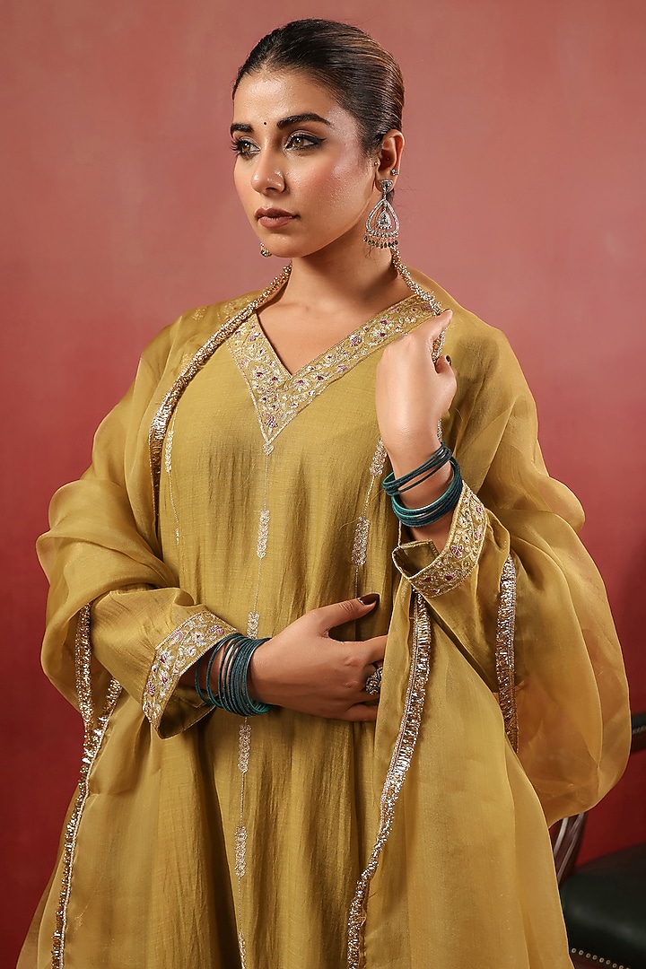 Mehendi Green Chanderi Aari Work Kurta Set by ANSHU WADHWA at Pernia's Pop Up Shop