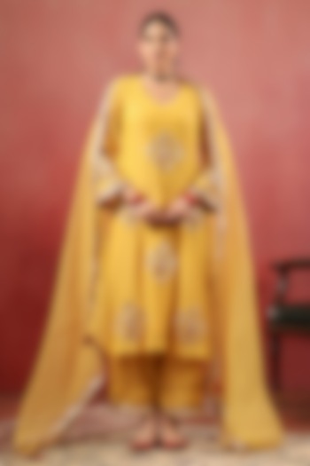 Mustard Yellow Chanderi Resham Work Kurta Set by ANSHU WADHWA at Pernia's Pop Up Shop