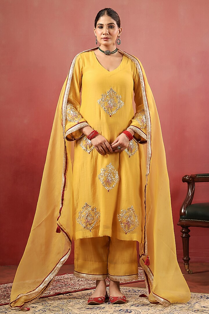 Mustard Yellow Chanderi Resham Work Kurta Set by ANSHU WADHWA at Pernia's Pop Up Shop