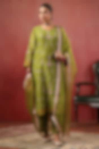 Mehendi Green Chanderi Resham Work Kurta Set by ANSHU WADHWA at Pernia's Pop Up Shop