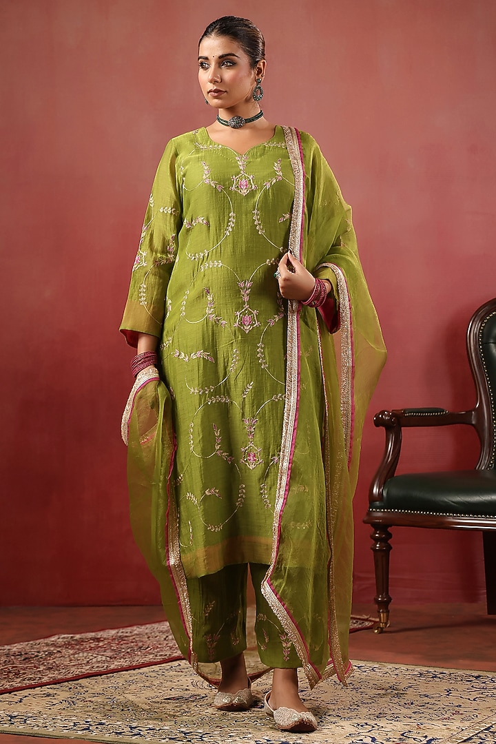 Mehendi Green Chanderi Resham Work Kurta Set by ANSHU WADHWA at Pernia's Pop Up Shop