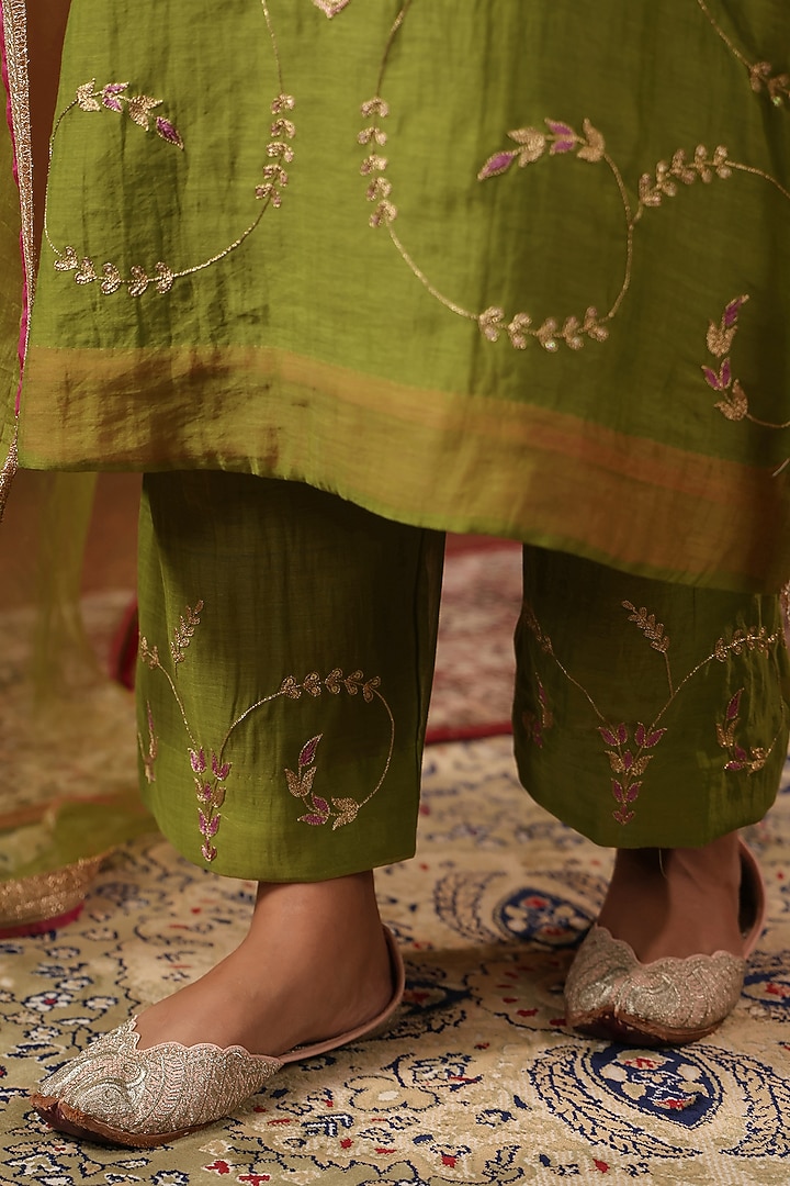 Mehendi Green Chanderi Resham Work Kurta Set by ANSHU WADHWA at Pernia's Pop Up Shop
