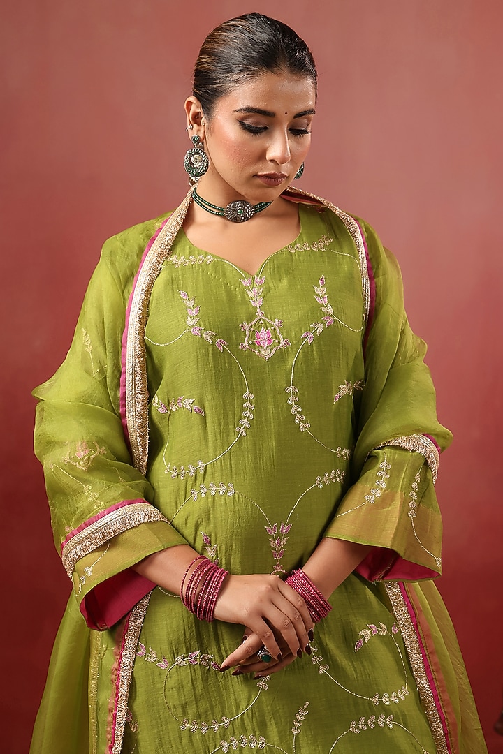 Mehendi Green Chanderi Resham Work Kurta Set by ANSHU WADHWA at Pernia's Pop Up Shop