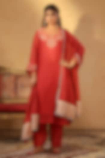 Red Chanderi Threadwork Kurta Set by ANSHU WADHWA at Pernia's Pop Up Shop