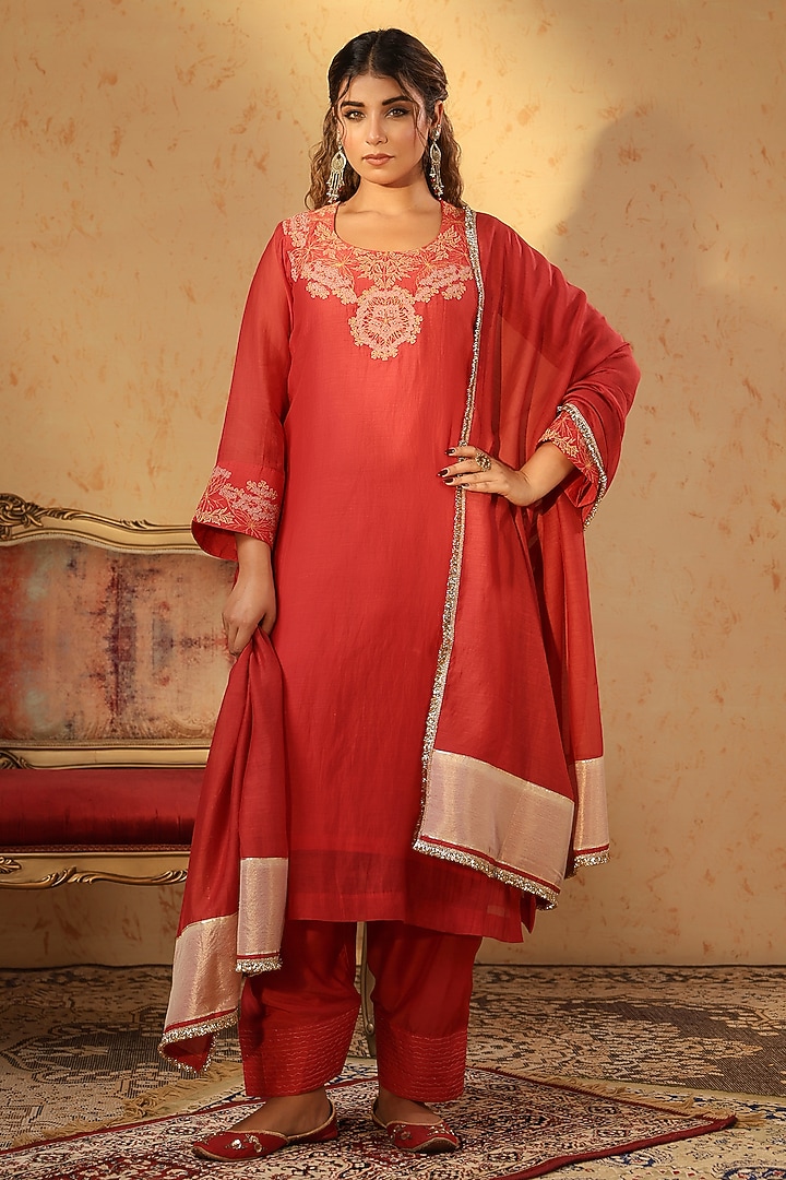 Red Chanderi Threadwork Kurta Set by ANSHU WADHWA at Pernia's Pop Up Shop