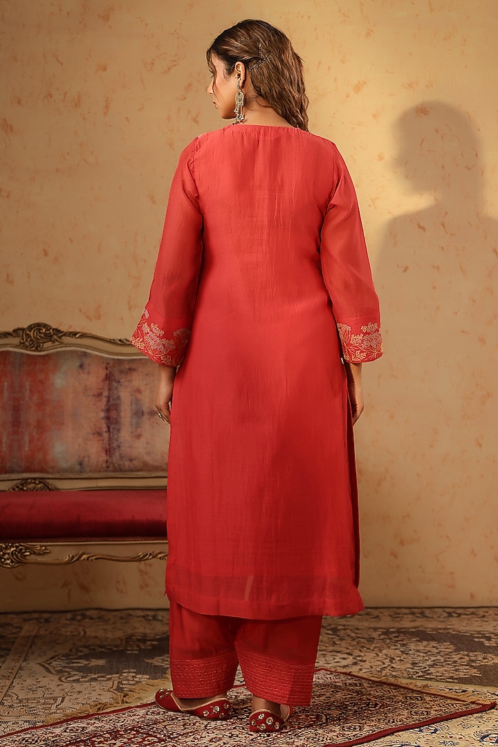Red Chanderi Threadwork Kurta Set by ANSHU WADHWA at Pernia's Pop Up Shop