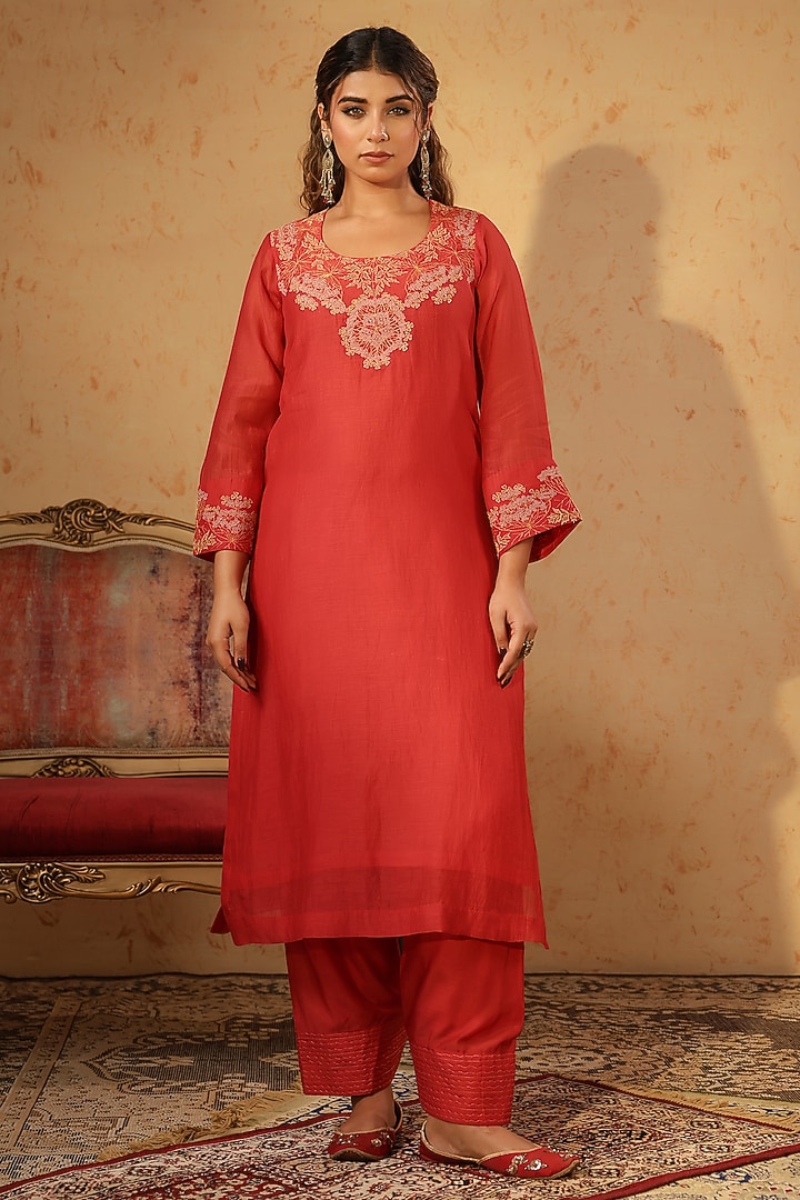 Red Chanderi Threadwork Kurta Set by ANSHU WADHWA at Pernia's Pop Up Shop