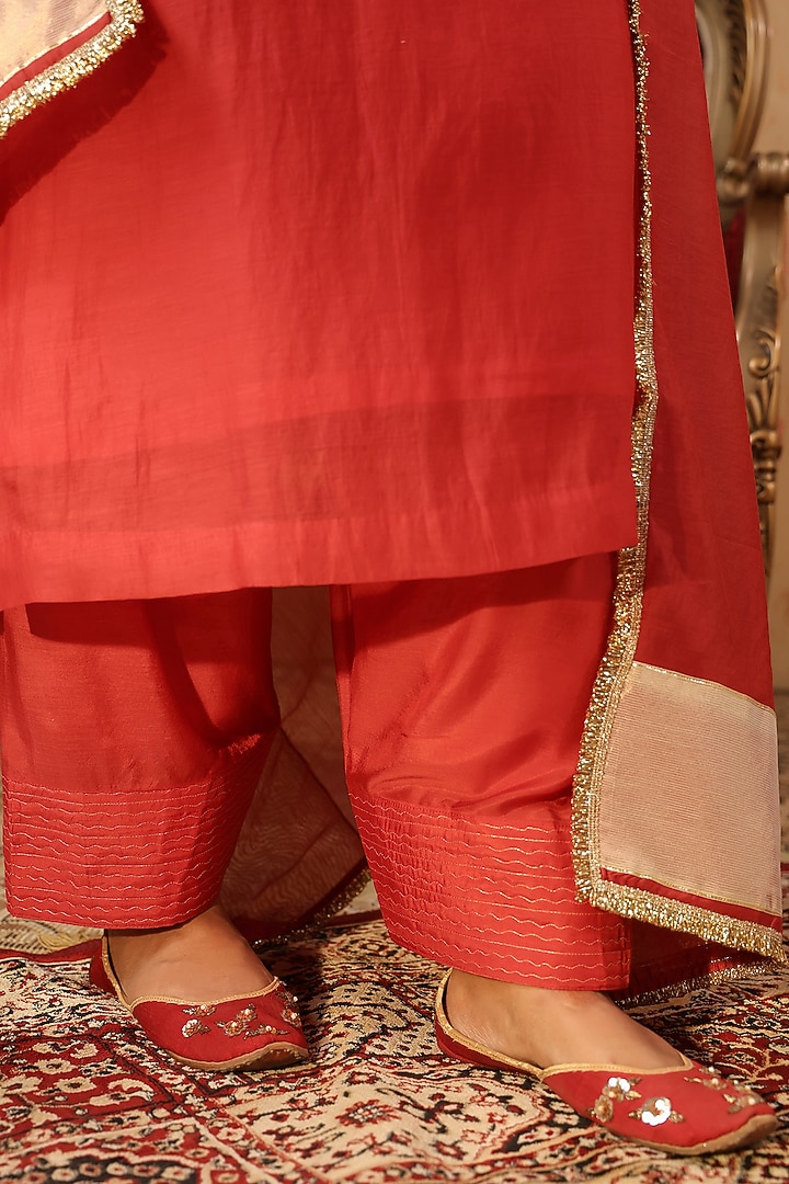 Red Chanderi Threadwork Kurta Set by ANSHU WADHWA at Pernia's Pop Up Shop