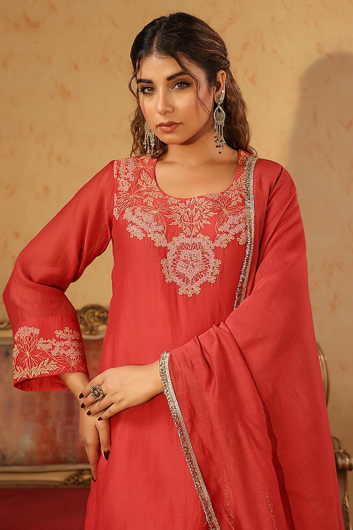 Red Chanderi Threadwork Kurta Set by ANSHU WADHWA at Pernia's Pop Up Shop