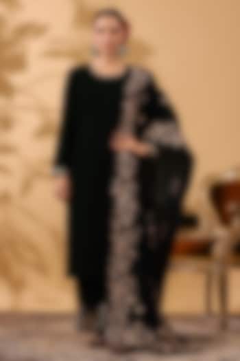 Black Velvet Gathered Kurta Set by ANSHU WADHWA at Pernia's Pop Up Shop