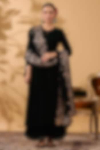 Black Velvet Kurta Set by ANSHU WADHWA at Pernia's Pop Up Shop