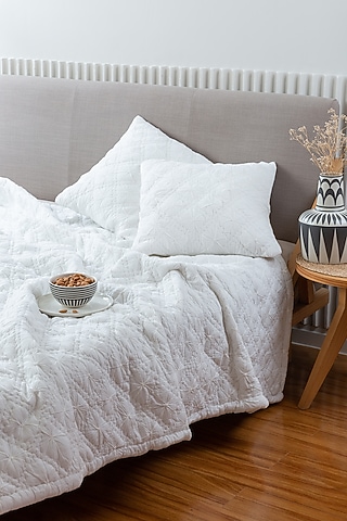 White Cotton Muslin Tucked Bedspread Set Of 3 by Aplito
