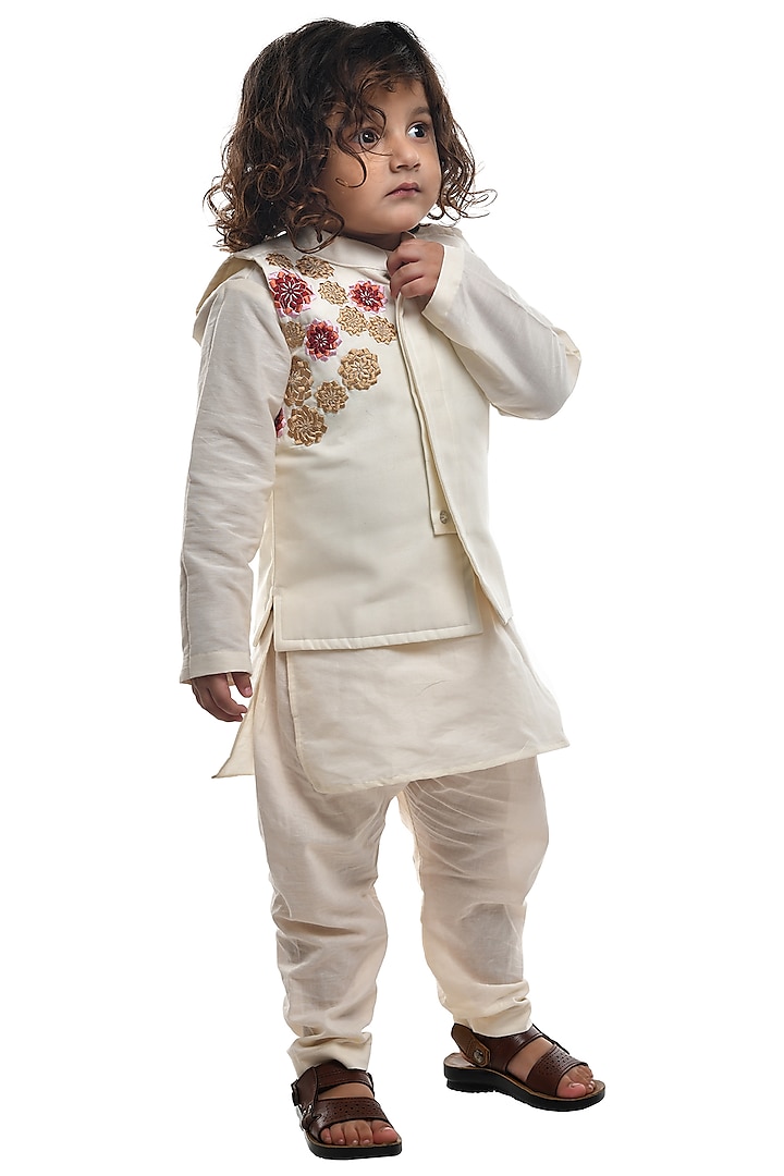 White Embroidered Bundi Jacket With Kurta Set For Boys by Apricot Kids