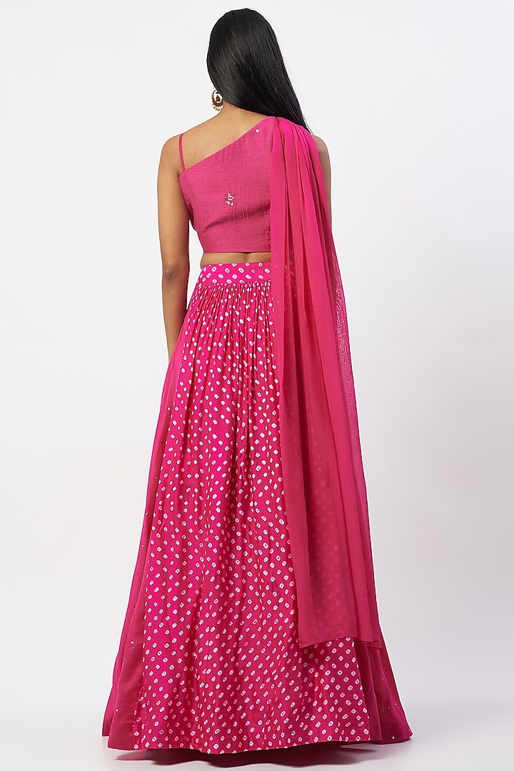 Pink Bandhani Skirt Set by Label Anushree at Pernia's Pop Up Shop