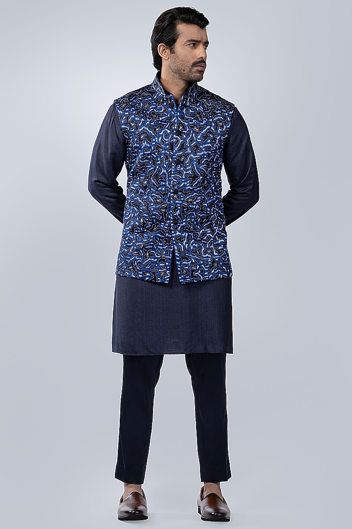 Navy Blue Silk Resham Thread Embroidered Bundi Jacket Set by Arjuun Kilachand at Pernia's Pop Up Shop