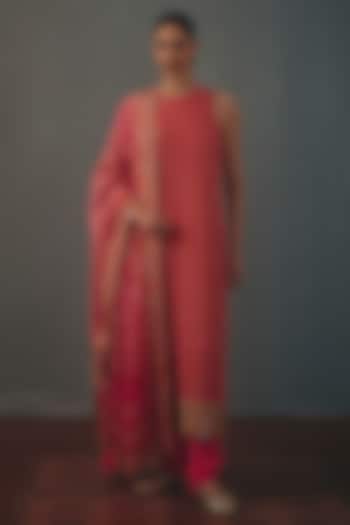 Coral Georgette Hand Embroidered Kurta Set by Arpita Mehta at Pernia's Pop Up Shop