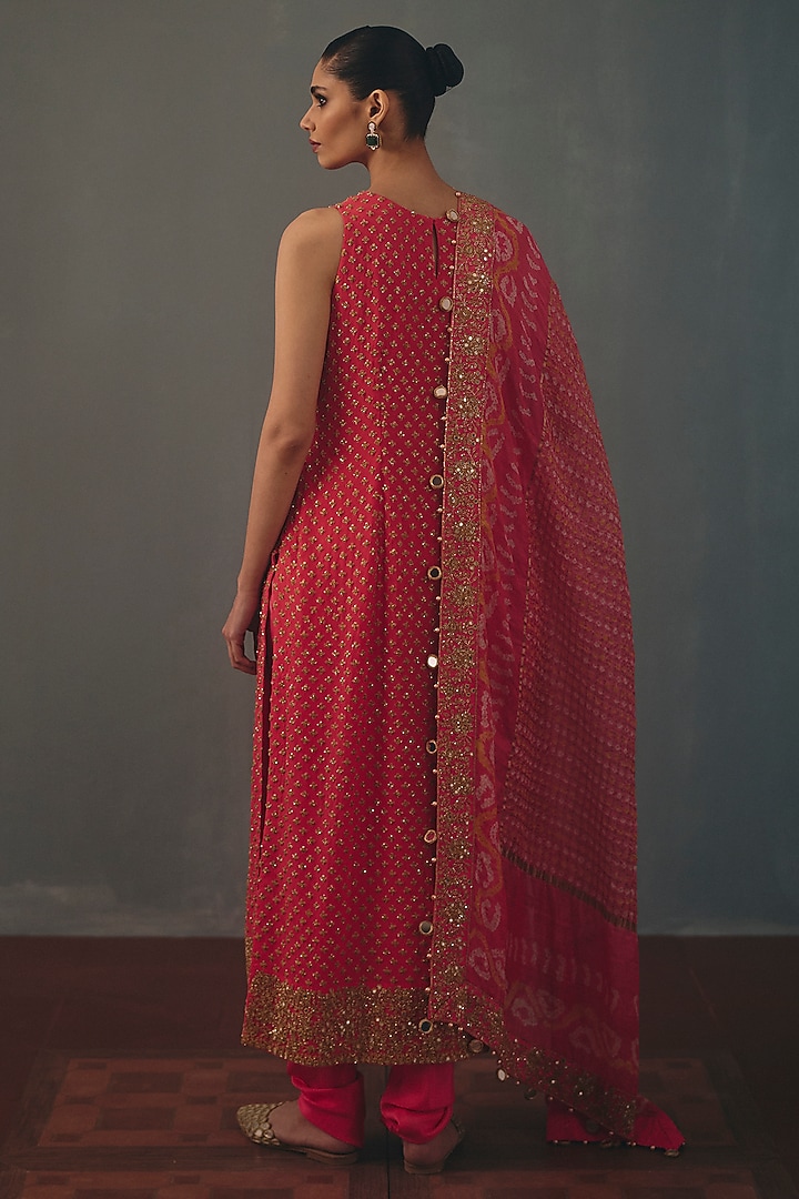 Coral Georgette Hand Embroidered Kurta Set by Arpita Mehta at Pernia's Pop Up Shop