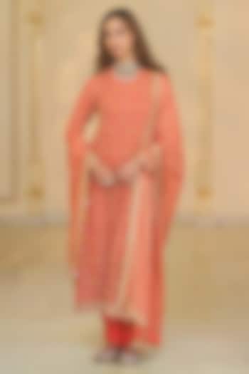 Warm Coral Georgette Bandhani Kurta Set by Arpita Mehta at Pernia's Pop Up Shop