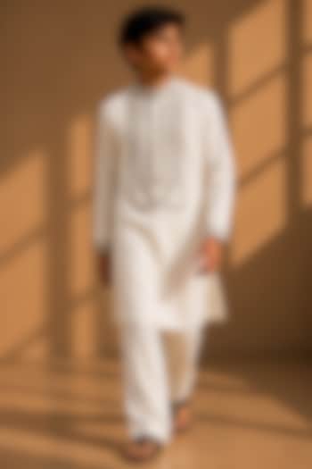 Ivory Knit Kurta Set For Boys by Amit Arora Kids at Pernia's Pop Up Shop