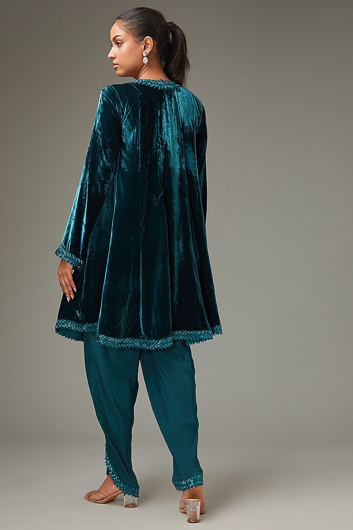Blue Silk Velvet Japanese Cutdana Handwork Kurta Set by LABEL ARRV at Pernia's Pop Up Shop